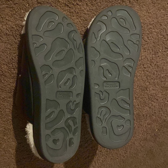 Alexander McQueen shearling slide sandals. - Picture 8 of 14